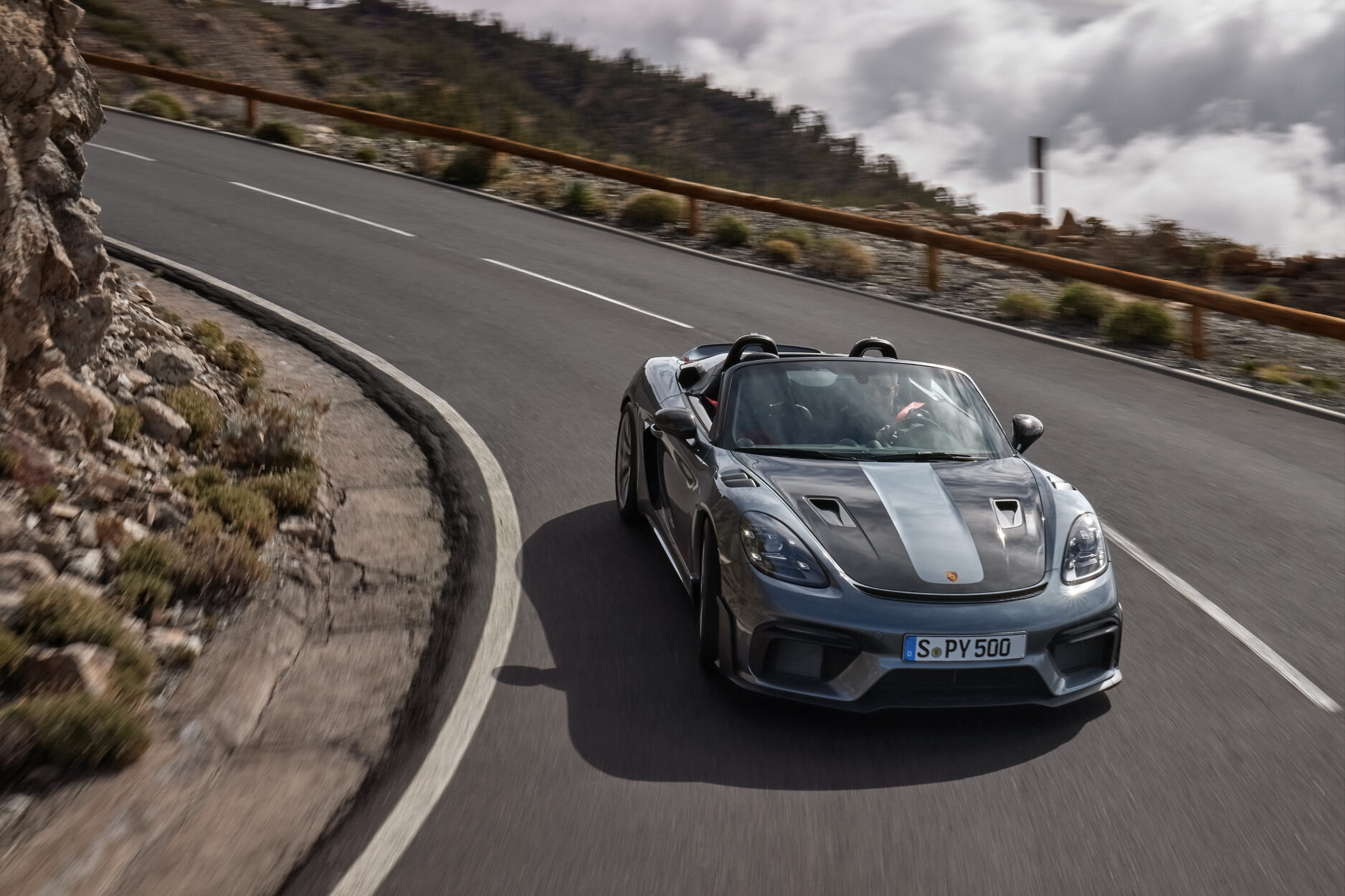 Der Porsche 718 Spyder RS liegt geschmeidig in der Kurve